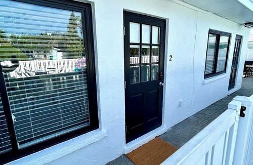 Ilexhurst Condo | Great location on Holmes Beach! 2 bdrm Condo Steps to the Beach! Heated pool!