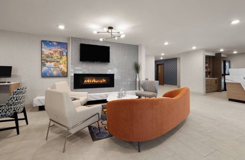 Greenville - Spartanburg Hotel | Greenville King Room w/Free Breakfast + Gym