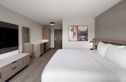 Greenville - Spartanburg Hotel | Greenville King Room w/Free Breakfast + Gym
