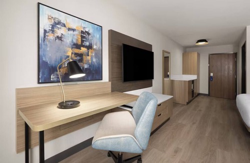Greenville - Spartanburg Hotel | Greenville Queen Room w/Free Breakfast + Gym