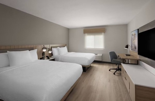 Greenville - Spartanburg Hotel | Greenville Queen Room w/Free Breakfast + Gym