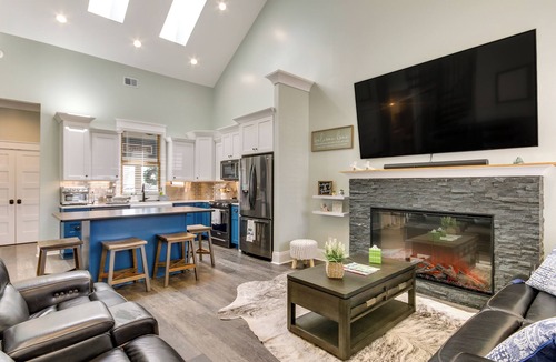 Greenwood Cottage | Greenwood Getaway w/Furnished Patio & Lake View