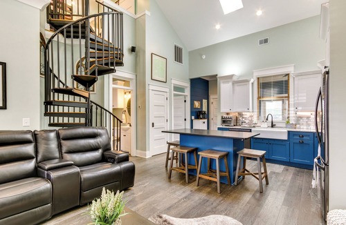 Greenwood Cottage | Greenwood Getaway w/Furnished Patio & Lake View