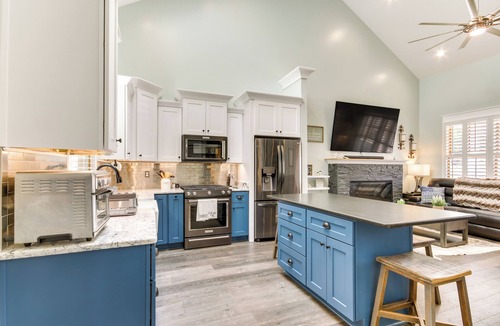 Greenwood Cottage | Greenwood Getaway w/Furnished Patio & Lake View