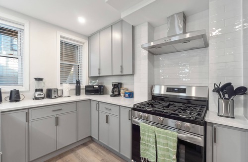Jersey City Apartment | Ground Level 1BR/2BATH w 2Queens apartment, near PATH station w + W/D