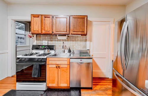 High Street Hill House | Group-Friendly 6BR House Close to Everything