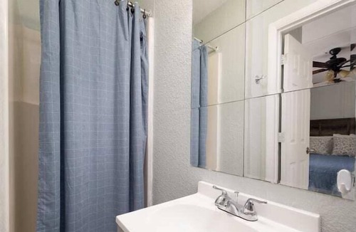 Southbank Apartment | Guest House with a Pool! Intimate spot for relaxation