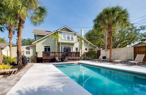 Southbank Apartment | Guest House with a Pool! Intimate spot for relaxation