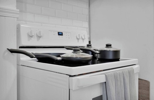 Downtown Historic District House | Guesthouse w/Balcony · Walk to Downtown · Bikes