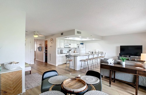 Indian Shores Condo | ★Gulf Coast 107★ Heated Pool + Beach Gear, Steps to Beach! Clean&Spacious Condo