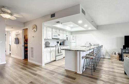 Indian Shores Condo | ★Gulf Coast 107★ Heated Pool + Beach Gear, Steps to Beach! Clean&Spacious Condo