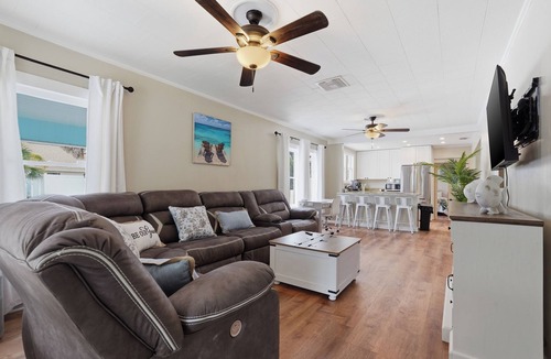 Tarpon Springs House | Gulf coast bungalow near beaches and the Sponge Docks with water front dining