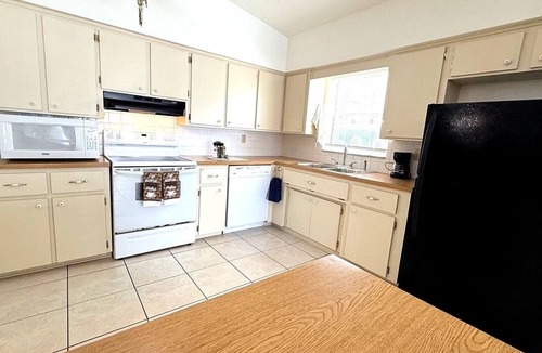 New Port Richey House | Gulf Coast Hideaway. 2BR · Near Beach & Downtown