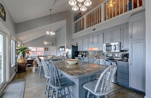 Navarre Beach House | 🌊🌴Gulf-Front | Sunset Views from the Large Deck | Sleeps 14 | Salty Breeze