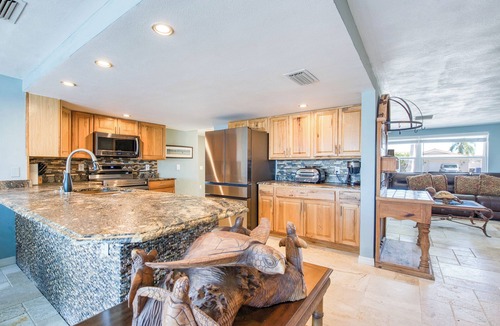 Gulf Harbors House | Gulf Harbors Retreat WATERFRONT 3 Bed/2 Bath