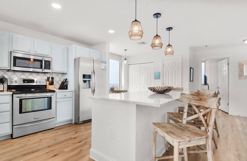 Pensacola Beach Condo | ⛱️Gulf View-Walk2Beach-Freeform Pool-Corner Balcony-3BR Emerald Dolphin 650
