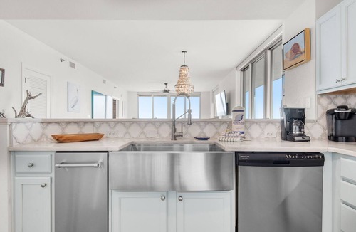 Pensacola Beach Condo | ⛱️Gulf View-Walk2Beach-Freeform Pool-Corner Balcony-3BR Emerald Dolphin 650