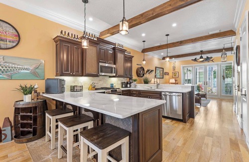 North Causeway House | Happy Daze: Prime Location, Pool, Tiki Bar and Marina Access 🍹🌴
