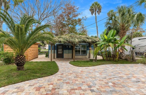 Weeki Wachee Gardens House | Hawaiian House Waterfront on the Weeki Wachee river