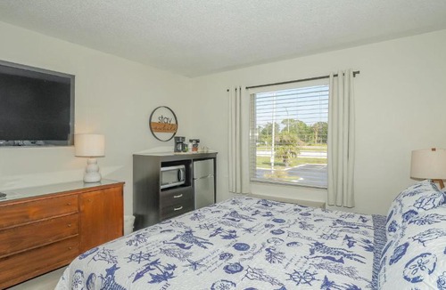 Trailer Estates Apartment | Heated Pool, Bunk Beds, King Bed, Huge TV, Marina, Tiki Bar