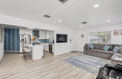 South Pinellas Community Council House | Heated Pool & Coffee Bar 5-min to Madeira Beach