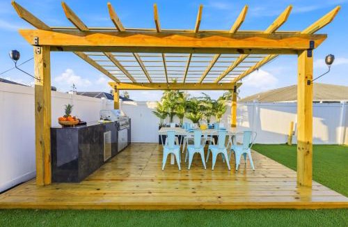 Bradenton House | Heated Pool Games Fire Pit BBQ Sleeps 12