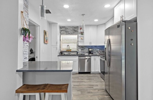 Forest City House | Heated Pool+Grill+Huge yard+outdoor movies+Plenty parking space+campfire