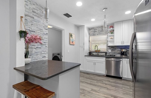 Forest City House | Heated Pool+Grill+Huge yard+outdoor movies+Plenty parking space+campfire