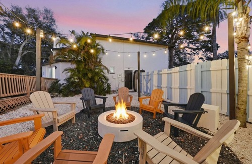 Seminole House | Heated Pool Gym Sauna Hot Tub Fire Pit & 7 Beds!
