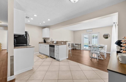 Largo House | Heated Pool Oasis | Screened Lanai + TV | Fire Pit