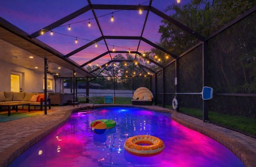 Sarasota House | 🔥 Heated Pool + Spa Sleeps 10+ Minutes to Siesta Key