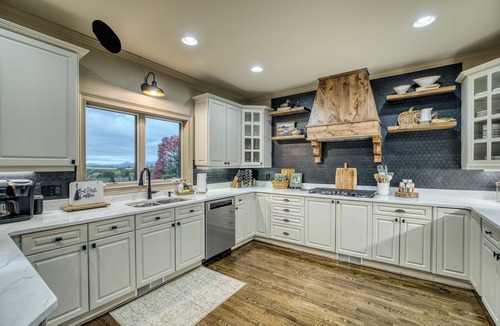 Mineral Bluff Cabin | Heated Pool, Spa, Theater & Mountain Views, 6 King en suites – Sleeps 20