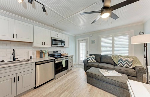 Bradenton Beach Condo | Heated Pool, Walk to Beach & Shops- Perfect Location!