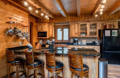 Topton Cabin | Heavens Ridge-3-bedroom Pet Friendly Luxury Log Cabin Rental, Mountain Views, 30 Minutes to Great Smokey Mountains, High Speed Internet, 3 Decks, Hot Tub in Nantahala NC