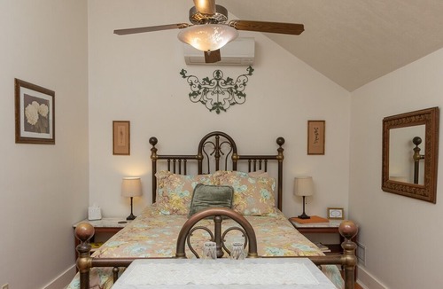 Micanopy Bed & Breakfast | Herlong Mansion Bed and Breakfast Inn - Iris Suite