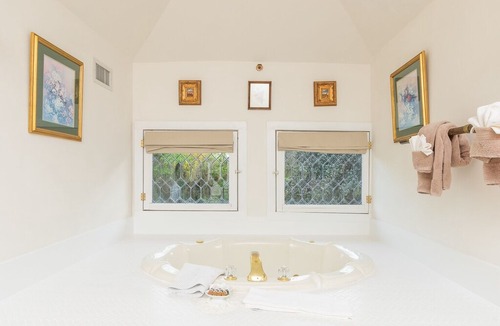 Micanopy Bed & Breakfast | Herlong Mansion Bed and Breakfast Inn - Iris Suite