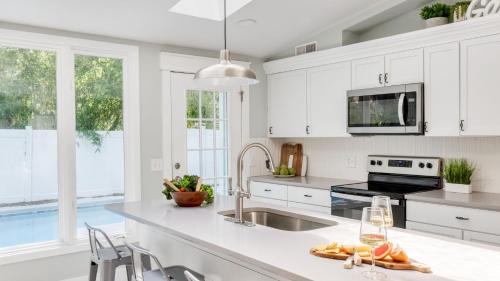 North Forest Beach House | Hilton Hideaway by AvantStay