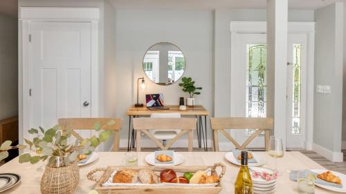 North Forest Beach House | Hilton Hideaway by AvantStay