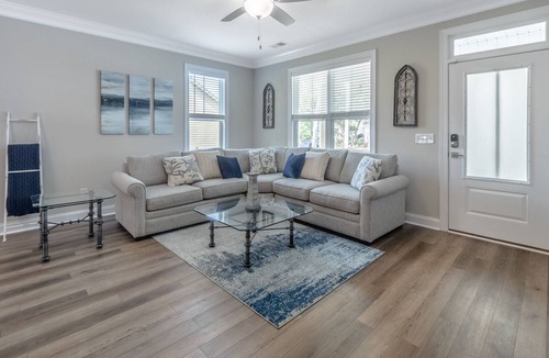 Tranquil Harbour House | His Hands By the Sea: 3BR, 2BA, sleeps 7 - close to beach!