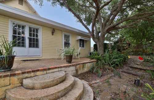 New Smyrna Beach Apartment | Historial Home located 2 blocks from Flagler - 2/1 upstairs apartment