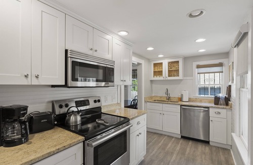 Downtown Historic District House | Historic 1918 Bungalow | 7min Walk | Bikes+Pets