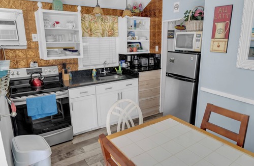 Clearwater Beach Cottage | Historic Beach Cottage steps from beach. Pet friendly! Sleeps 5