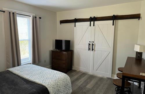 Willoughby Apartment | Historic Downtown Willoughby District 2BD Walkable Charm