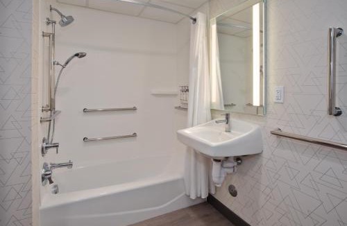 Kitty Hawk Hotel | Holiday Inn Express Kitty Hawk - Outer Banks by IHG