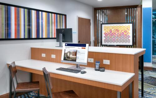 Gainesville Hotel | Holiday Inn Express & Suites - Gainesville I-75 by IHG