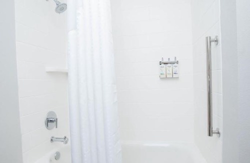 Tampa Hotel | Holiday Inn Express & Suites Tampa Stadium - Airport Area by IHG