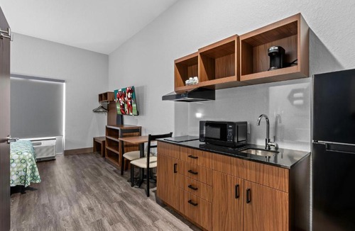 Bradenton Hotel | HomeTowne Studios by Red Roof Bradenton