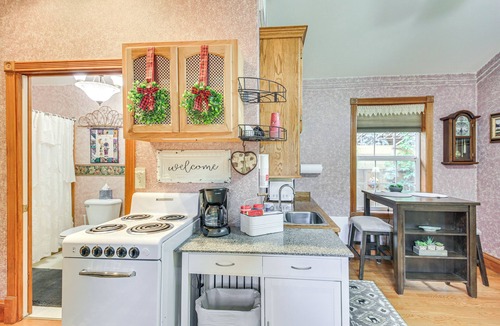 Libby Apartment | Homey Pet-friendly Libby Cottage w/Yard by Creek!