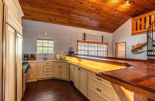 Crystal River House | HonkeyTonk Hideaway|Ozello|Sleeps10|Waterfront|PoolTable|Bar