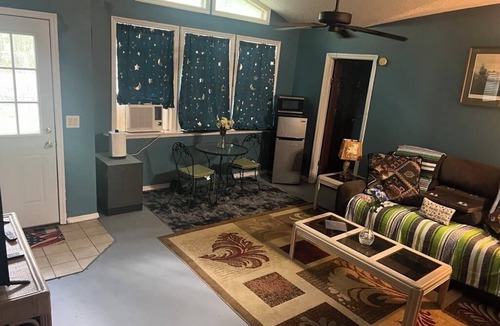 Homosassa House | Horse -Dog Off Beaten Path